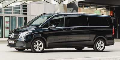 Ein schwarzer Mercedes Benz Großraum Van von Frankfurt Limousinenservice.